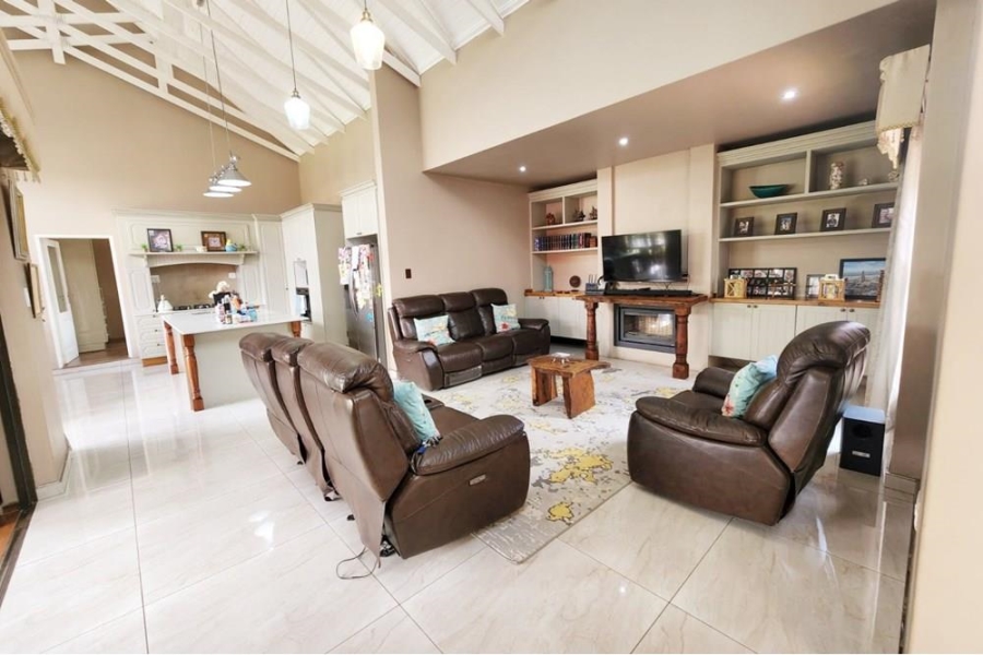 5 Bedroom Property for Sale in Copperleaf Estate Gauteng