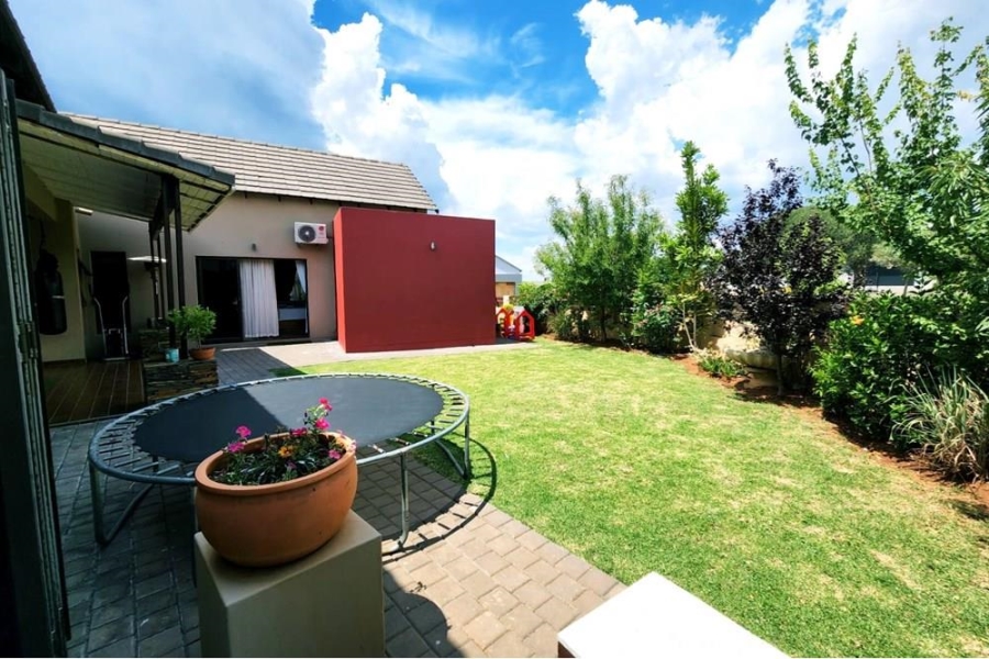 5 Bedroom Property for Sale in Copperleaf Estate Gauteng