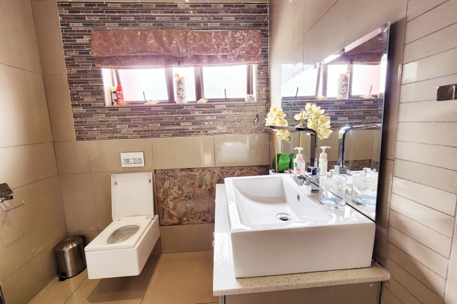 5 Bedroom Property for Sale in Copperleaf Estate Gauteng
