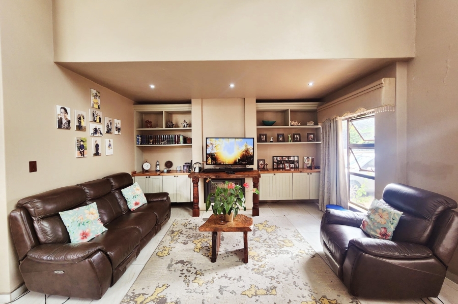 5 Bedroom Property for Sale in Copperleaf Estate Gauteng