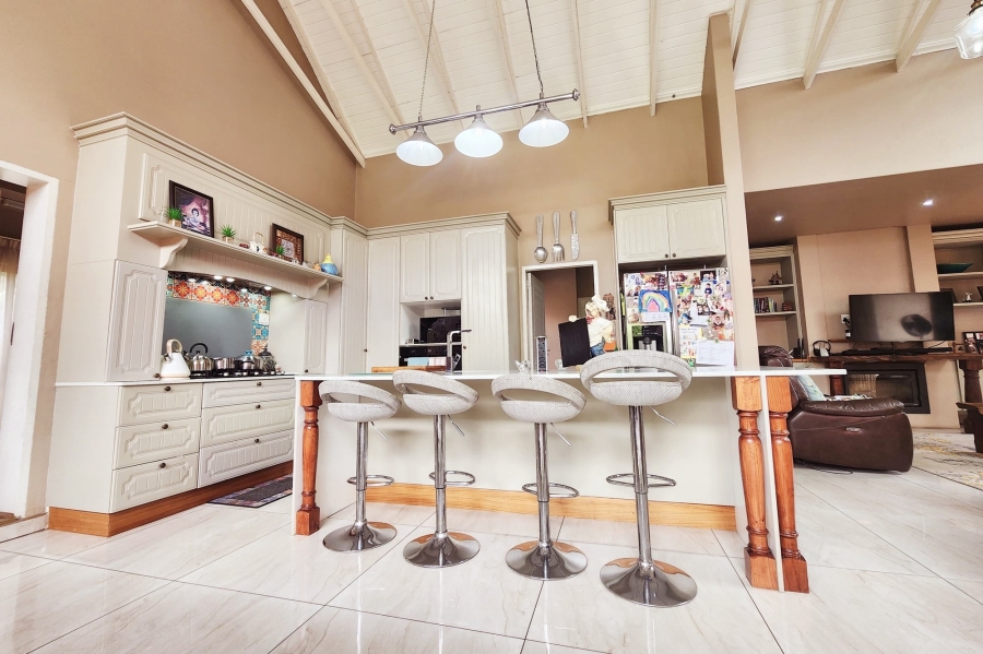 5 Bedroom Property for Sale in Copperleaf Estate Gauteng