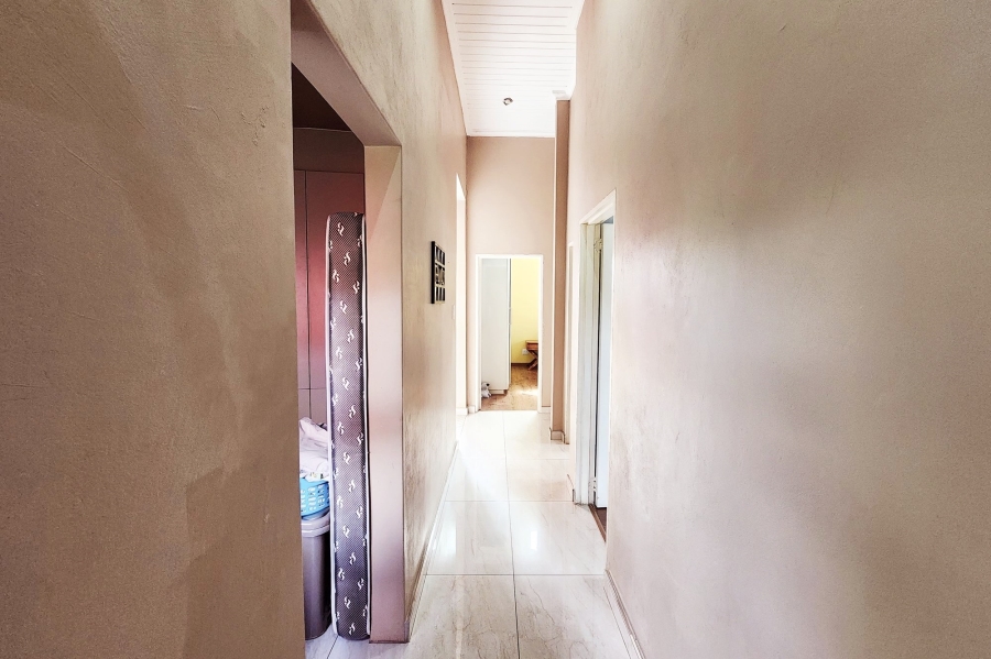 5 Bedroom Property for Sale in Copperleaf Estate Gauteng