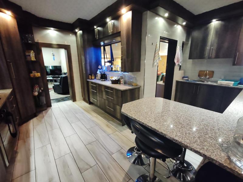 6 Bedroom Property for Sale in Golf Park Gauteng