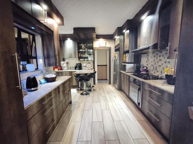 6 Bedroom Property for Sale in Golf Park Gauteng