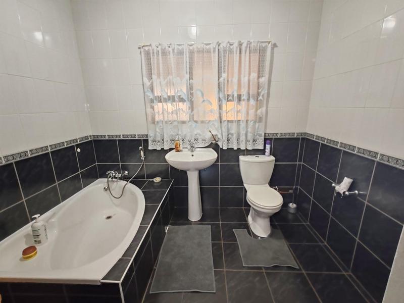 6 Bedroom Property for Sale in Golf Park Gauteng