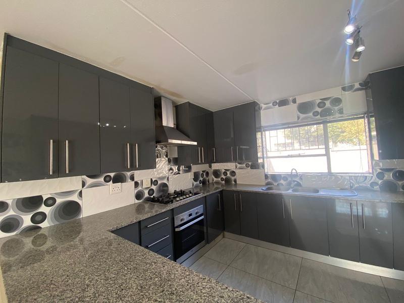 To Let 3 Bedroom Property for Rent in Vorna Valley Gauteng
