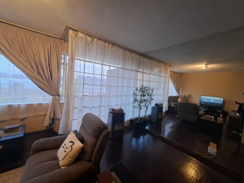 To Let 3 Bedroom Property for Rent in Florida Lake Gauteng