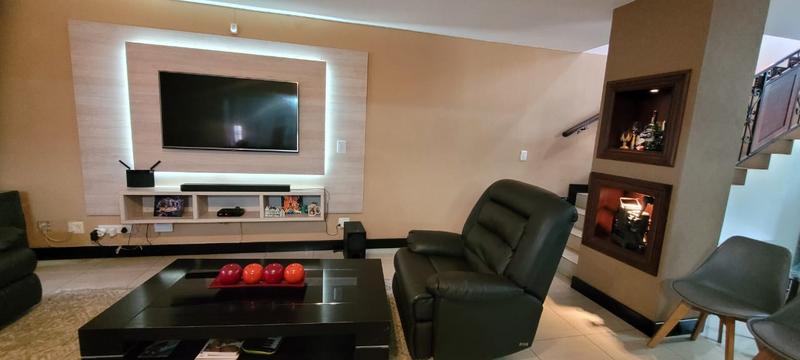 6 Bedroom Property for Sale in Glenvista Gauteng