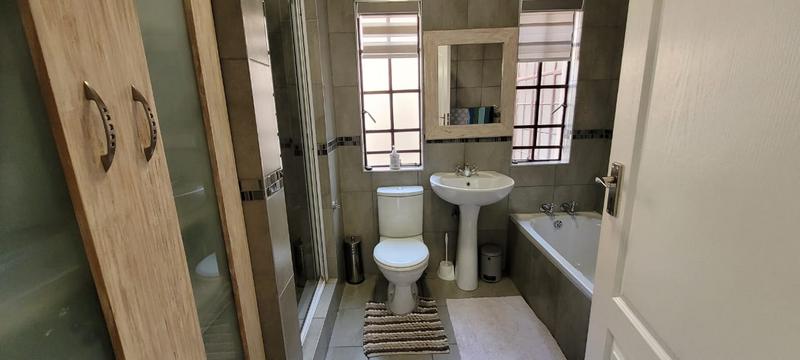 6 Bedroom Property for Sale in Glenvista Gauteng