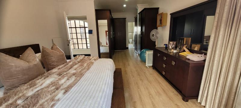6 Bedroom Property for Sale in Glenvista Gauteng