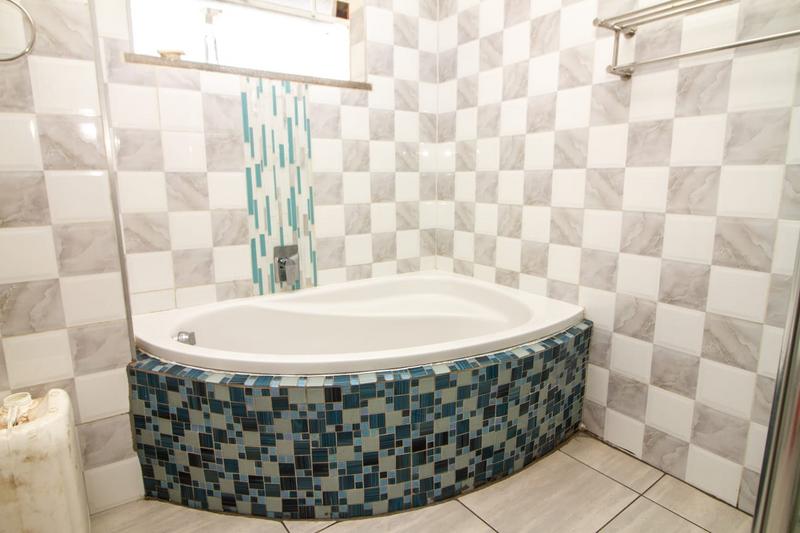 1 Bedroom Property for Sale in Kew Gauteng