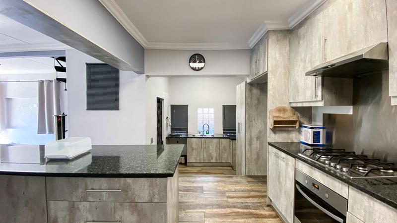 6 Bedroom Property for Sale in Marais Steyn Park Gauteng