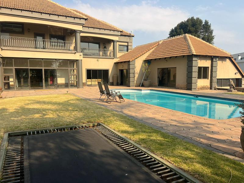 6 Bedroom Property for Sale in Mooikloof Gauteng