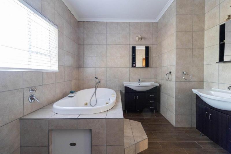 4 Bedroom Property for Sale in Mulbarton Gauteng
