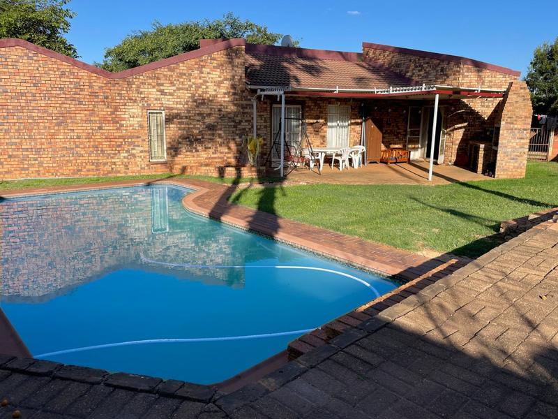 4 Bedroom Property for Sale in Rant En Dal Gauteng