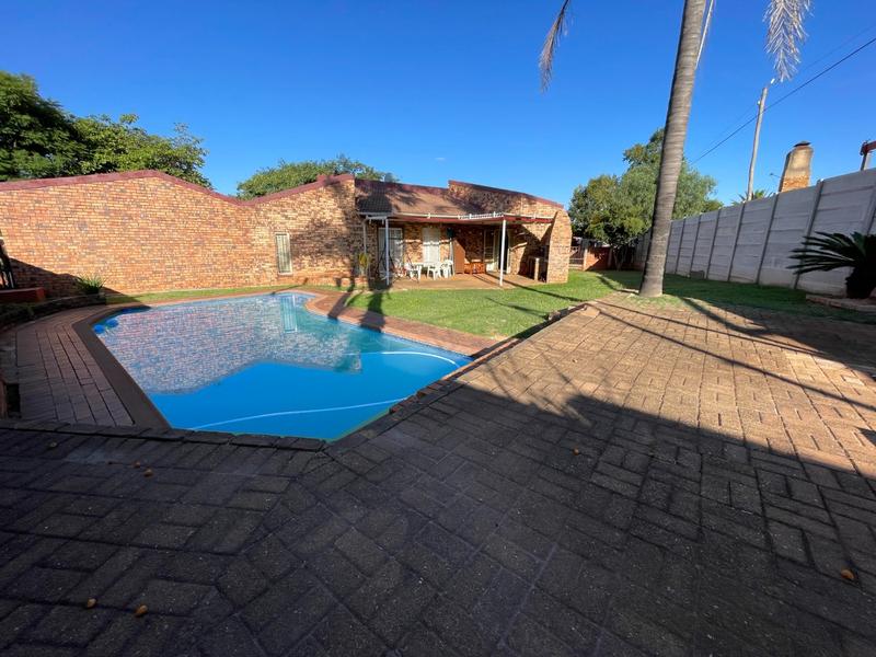 4 Bedroom Property for Sale in Rant En Dal Gauteng