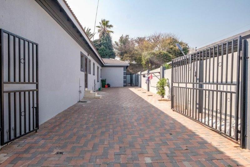 6 Bedroom Property for Sale in Verwoerdpark Gauteng
