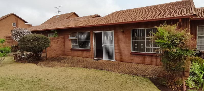 To Let 2 Bedroom Property for Rent in Helderkruin Gauteng