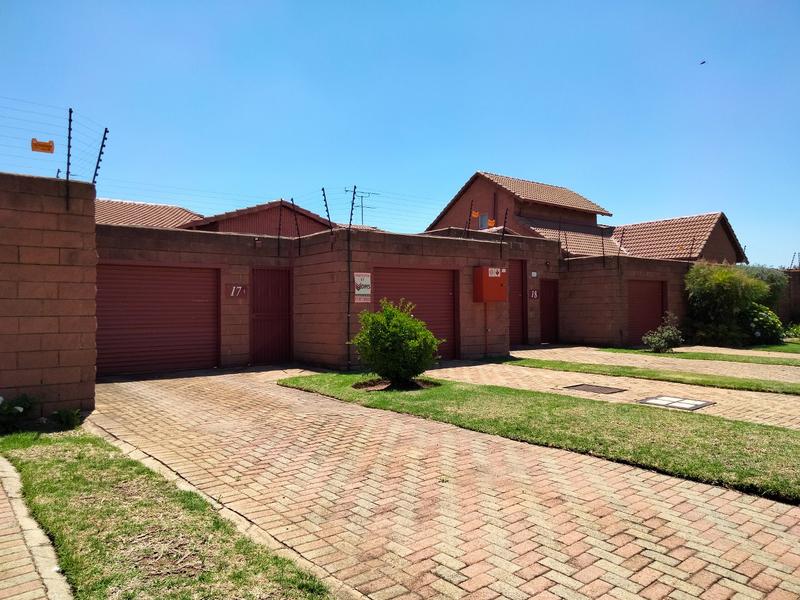 To Let 2 Bedroom Property for Rent in Helderkruin Gauteng