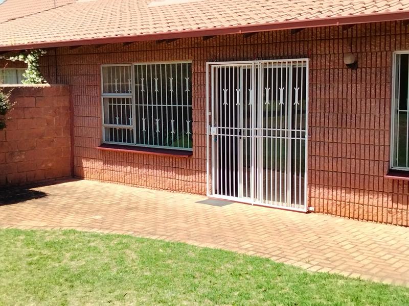 To Let 2 Bedroom Property for Rent in Helderkruin Gauteng