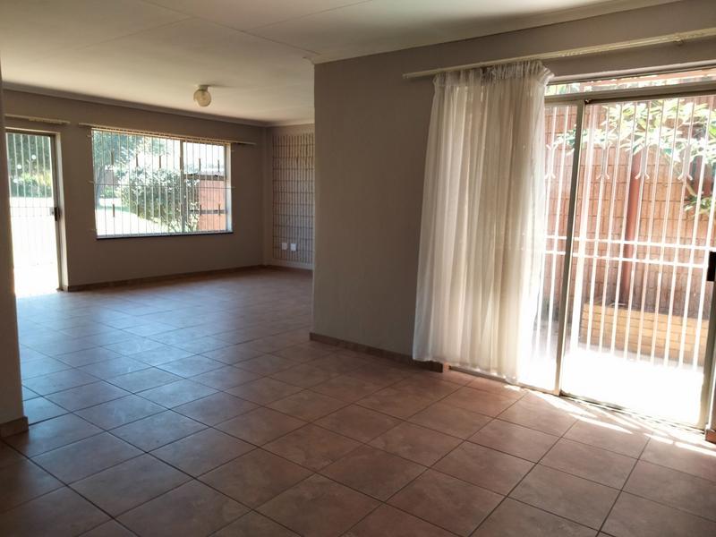 To Let 2 Bedroom Property for Rent in Helderkruin Gauteng