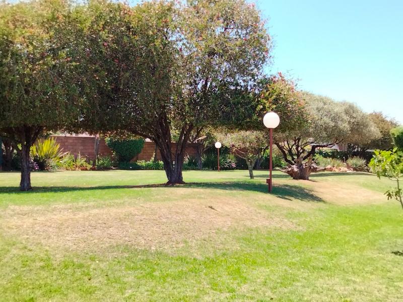 To Let 2 Bedroom Property for Rent in Helderkruin Gauteng