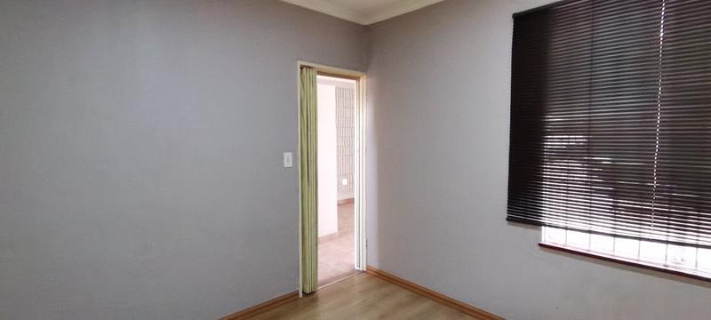 To Let 2 Bedroom Property for Rent in Helderkruin Gauteng