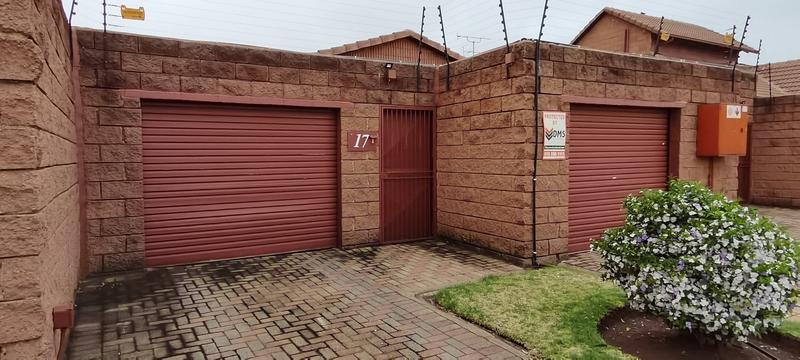 To Let 2 Bedroom Property for Rent in Helderkruin Gauteng