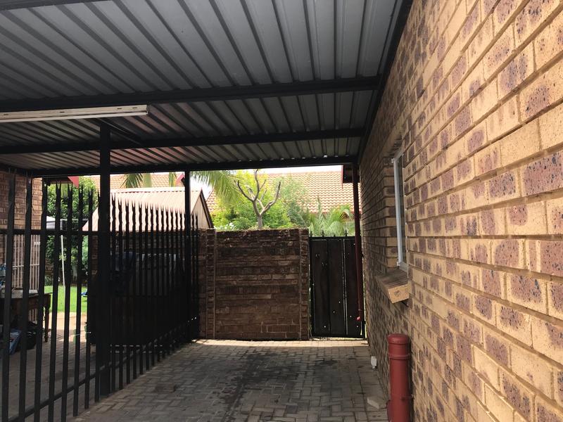 To Let 2 Bedroom Property for Rent in Garsfontein Gauteng