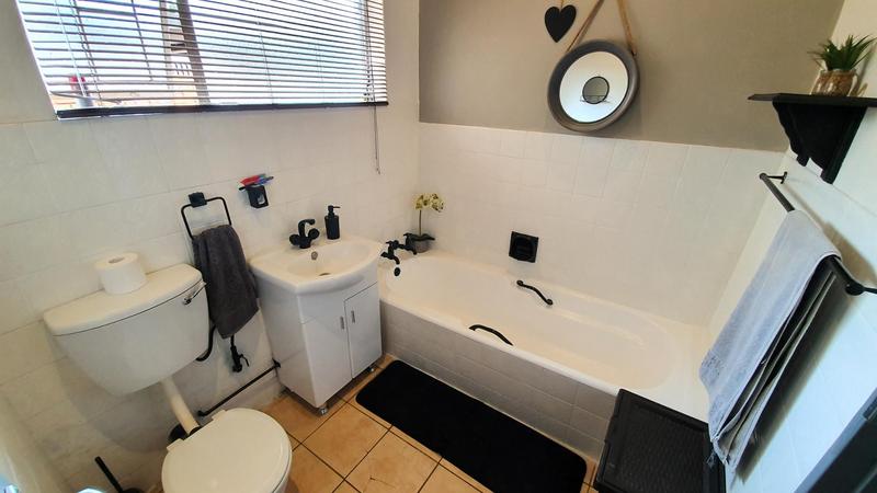 4 Bedroom Property for Sale in Dorandia Gauteng