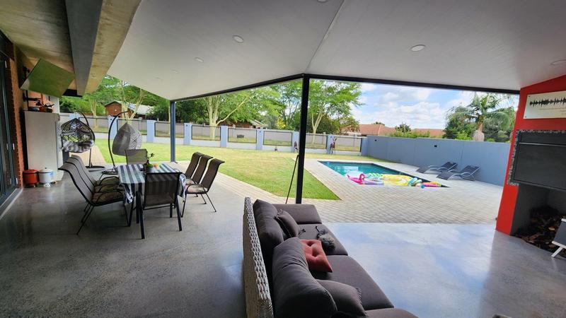 5 Bedroom Property for Sale in Zambezi Country Estate Gauteng