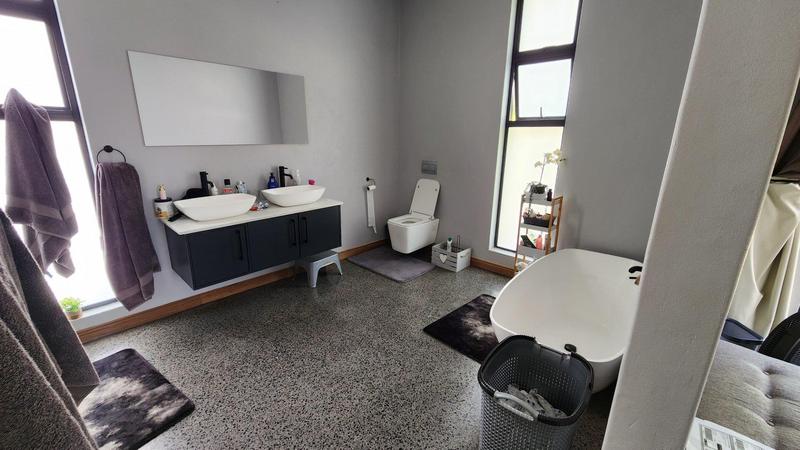 5 Bedroom Property for Sale in Zambezi Country Estate Gauteng