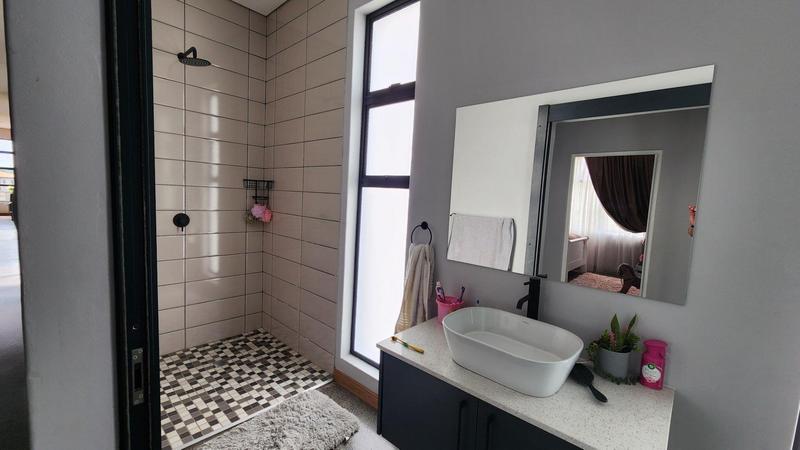 5 Bedroom Property for Sale in Zambezi Country Estate Gauteng