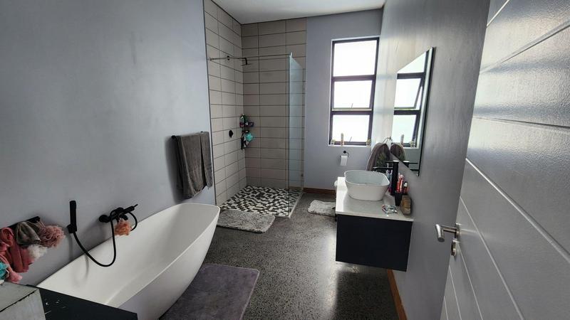5 Bedroom Property for Sale in Zambezi Country Estate Gauteng