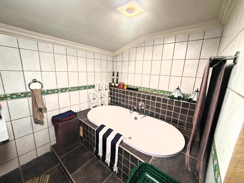 5 Bedroom Property for Sale in Tileba Gauteng