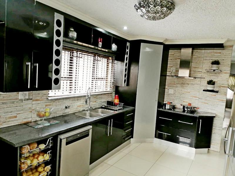 4 Bedroom Property for Sale in Clayville Gauteng
