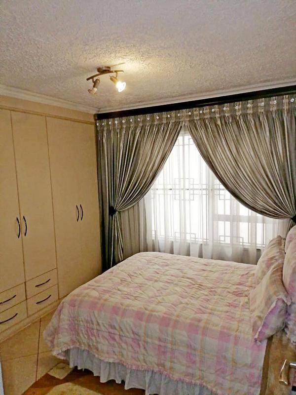 4 Bedroom Property for Sale in Clayville Gauteng