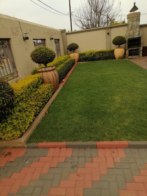 4 Bedroom Property for Sale in Clayville Gauteng