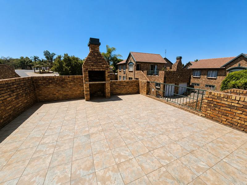 2 Bedroom Property for Sale in Die Hoewes Gauteng