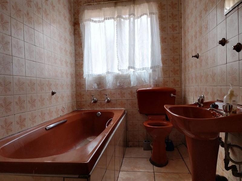 4 Bedroom Property for Sale in Chiawelo Gauteng