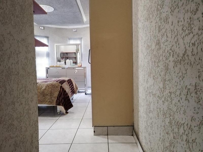 4 Bedroom Property for Sale in Chiawelo Gauteng