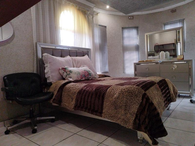 4 Bedroom Property for Sale in Chiawelo Gauteng