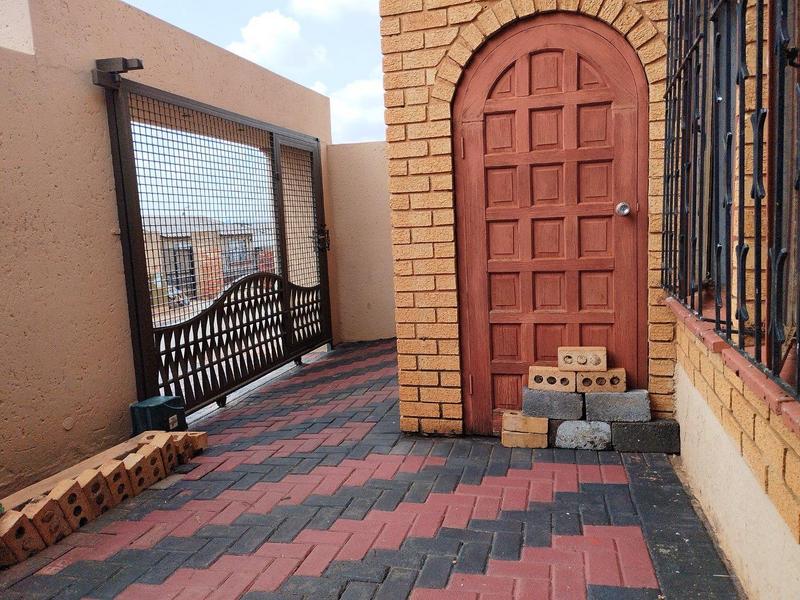 4 Bedroom Property for Sale in Chiawelo Gauteng