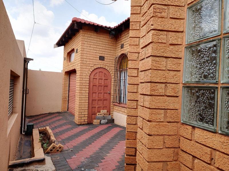 4 Bedroom Property for Sale in Chiawelo Gauteng