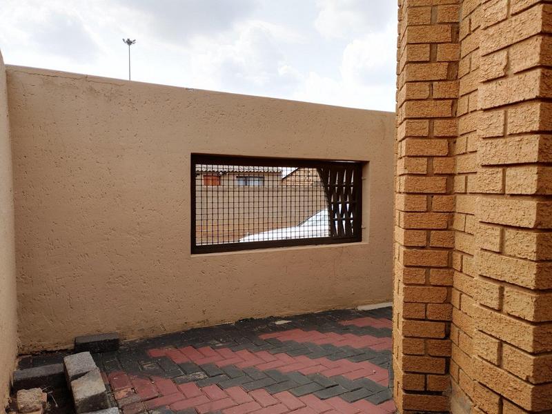 4 Bedroom Property for Sale in Chiawelo Gauteng