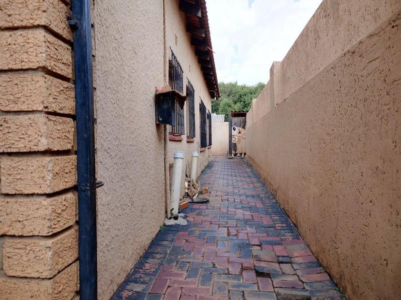 4 Bedroom Property for Sale in Chiawelo Gauteng