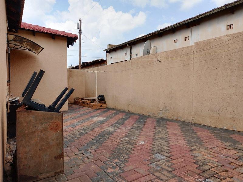4 Bedroom Property for Sale in Chiawelo Gauteng