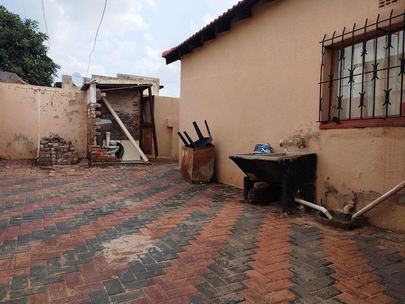 4 Bedroom Property for Sale in Chiawelo Gauteng