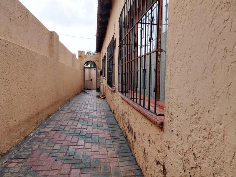 4 Bedroom Property for Sale in Chiawelo Gauteng