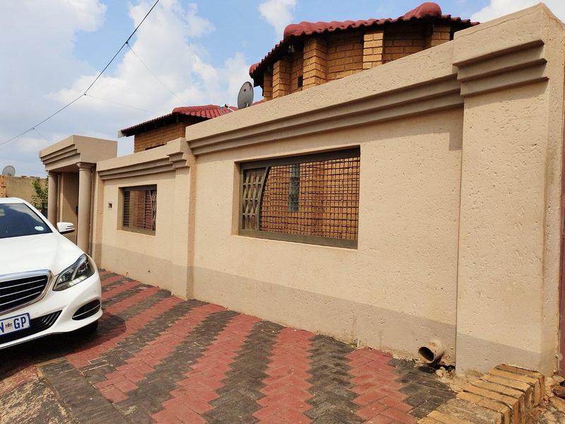 4 Bedroom Property for Sale in Chiawelo Gauteng